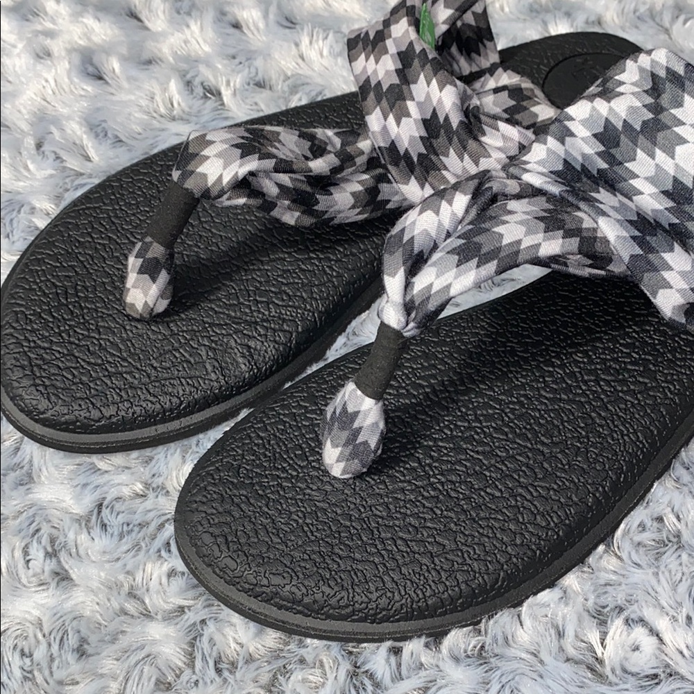 SANUK - Picture 4 of 9